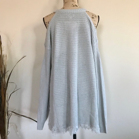 LAST 1! Cold shoulder fray hem sweater - Picture 5 of 5